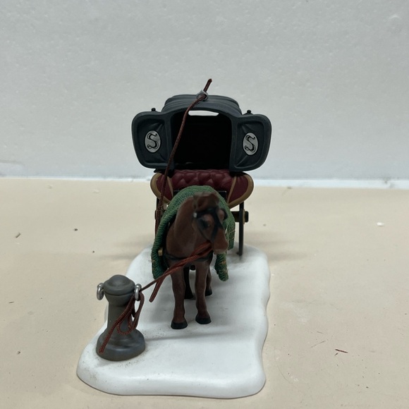 Dept 56 An Elegant Ride, Dickens’ Village. - Picture 4 of 4